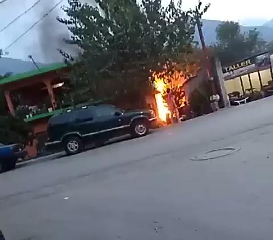 INCENDIO EN VIVIENDA EN SANTIAGO MOVILIZA A PROTECCIÓN CIVIL Y BOMBEROS.