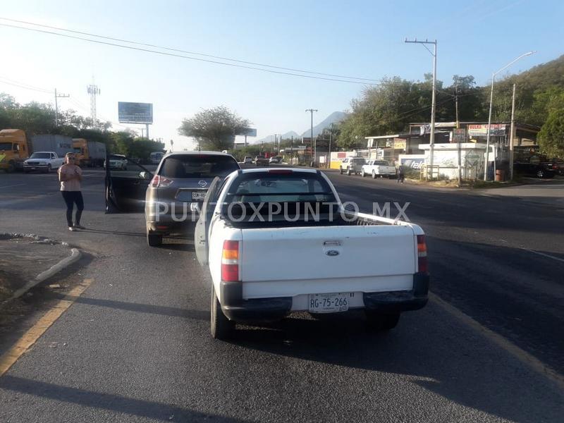 CIRCULA DE REVERSA, CHOCA EN SANTIAGO, REPORTAN DAÑOS MATERIALES.