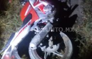 POLICIA INTERCEPTA OCUPANTES DE MOTO, ESCAPAN Y DEJAN ABANDONADO VEHÍCULO, ENCUENTRAN ARMA DE FUEGO EN ESTUCHE.