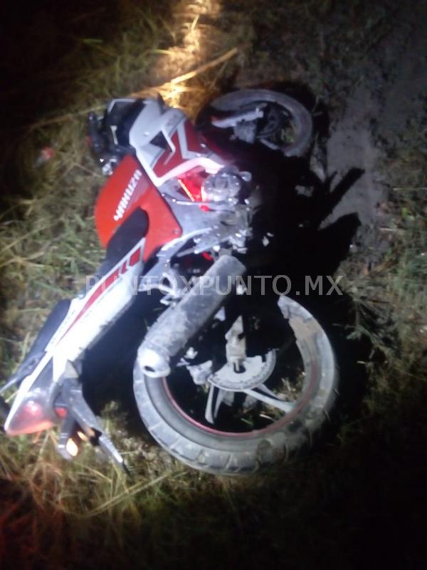 POLICIA INTERCEPTA OCUPANTES DE MOTO, ESCAPAN Y DEJAN ABANDONADO VEHÍCULO, ENCUENTRAN ARMA DE FUEGO EN ESTUCHE.