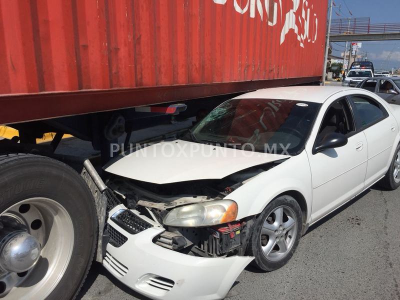 SE ESTRELLAN CONTRA UN TRAILER, HAY UN LESIONADO