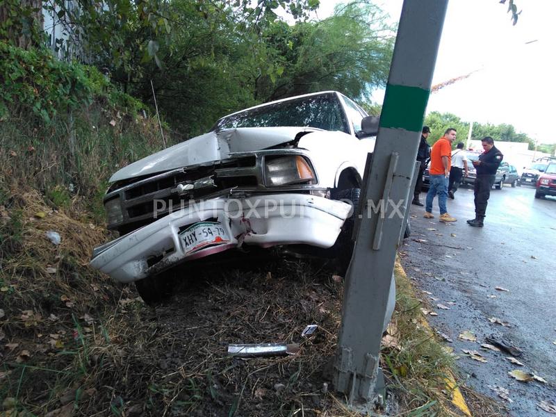 ACCIDENTE SALIDA DE CAMINO EN MMORELOS, CAMIONETA A PUNTO DE VOLCAR EN AVENIDA.