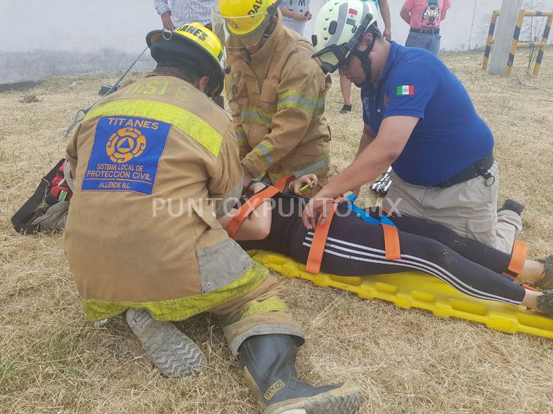 CHOQUE EN CARRETERA NACIONAL EN MMORELOS, PROTECCIÓN CIVIL DE ALLENDE RESCATA A MUJER Y TRASLADA AL HOSPITAL.