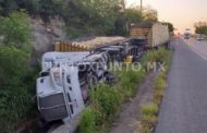 TRÁILER VOLCADO EN CARRETERA NACIONAL EN TRAMO MMORELOS - ALLENDE.