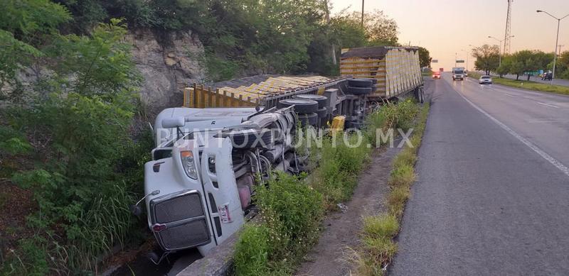 TRÁILER VOLCADO EN CARRETERA NACIONAL EN TRAMO MMORELOS - ALLENDE.