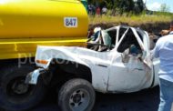 CAMIONETA SE IMPACTA EN PARTE TRASERA DE PIPA DE AGUA, FAMILIA RESULTA HERIDOS, MUJER GRAVE.