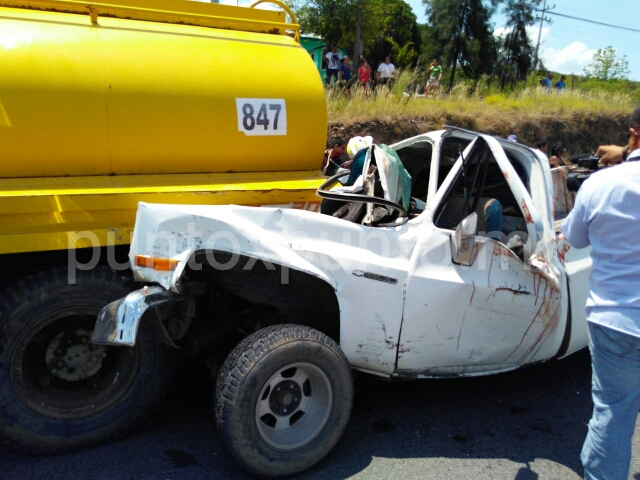 CAMIONETA SE IMPACTA EN PARTE TRASERA DE PIPA DE AGUA, FAMILIA RESULTA HERIDOS, MUJER GRAVE.