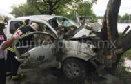 GRAVE CONDUCTOR AL ESTRELLAR CAMIONETA CONTRA UN ÁRBOL EN CARRETERA NACIONAL EN ALLENDE A MONTEMORELOS.