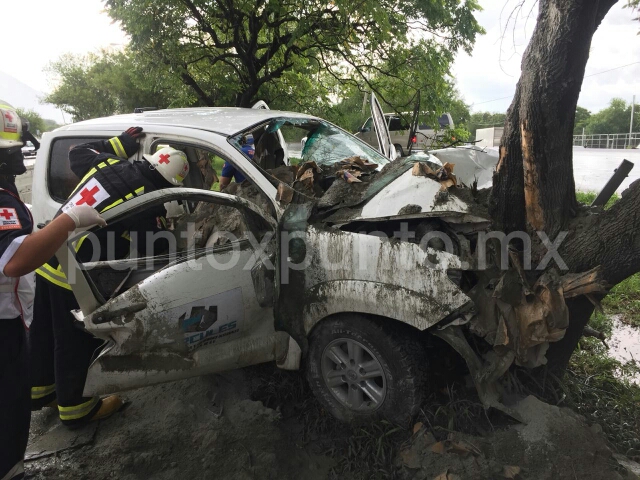 GRAVE CONDUCTOR AL ESTRELLAR CAMIONETA CONTRA UN ÁRBOL EN CARRETERA NACIONAL EN ALLENDE A MONTEMORELOS.