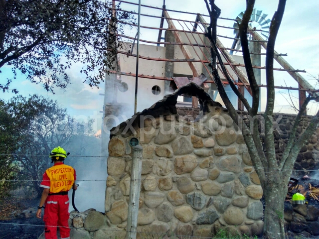 INCENDIO EN PALAPA EN CALLEJON DE MONTEMORELOS.