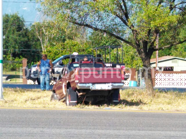 INTENTA CRUZAR CAMELLON EN CARRETERA NACIONAL, QUEDA EMBANCADO AL CAER EN UNA ZANJA.