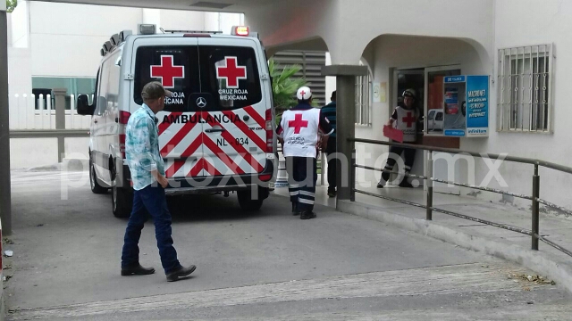 LESIONAN CON ARMA BLANCA A POLICÍA EN UNA RIÑA CAMPAL, LO TRASLADAN HERIDO.