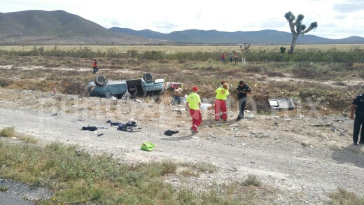 MUERE MUJER Y SEIS PERSONAS MAS RESULTAN HERIDAS EN VOLCADURA AL SUR DEL ESTADO.