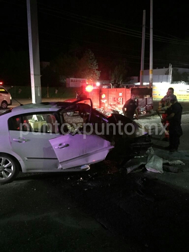 ESTRELLA VEHÍCULO CONTRA MURO DE FIERRO EN CARRETERA NACIONAL, REPORTAN LESIONADOS.