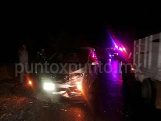 CHOQUE FRONTAL ENTRE DOS VEHÍCULOS, REPORTAN DAÑOS MATERIALES.