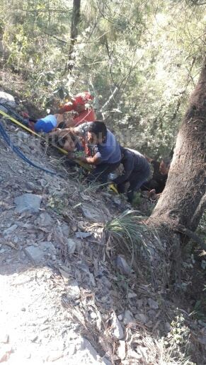 PIERDE CONTROL DE VEHÍCULO Y CAEN A BARRANCO EN SANTIAGO, REPORTAN UNA PERSONA LESIONADA.