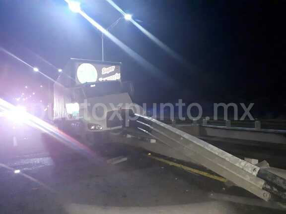 TRÁILER A PUNTO DE CAER DE PUENTE, CHOCA CON MURO DE CONTENCIÓN EN CARRETERA NACIONAL EN SANTIAGO.