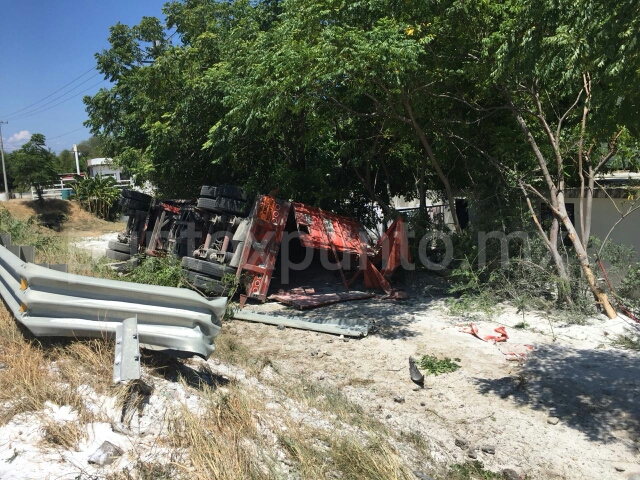 SE DESDPRENDE CAJA DE TRÁILER EN CARRETERA NACIONAL EN MMORELOS, QUEDA REGADO POLIETILENO