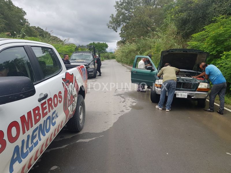 A PUNTO DE SER ARRASTRADO VEHÍCULO CON TODO Y CHOFER EN CRUCE DE ARROYO EN EL SAUZ EN ALLENDE, ES RESCATADO