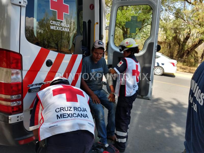 CHOQUE EN LINARES ENTRE UNA CAMIONETA Y UNA MOTOCICLETA, CONDUCTOR RESULTA HERIDO.