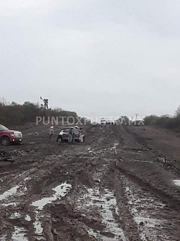 QUEDAN VARIOS VEHÍCULOS ATORADOS EN OBRA INCONCLUSA EN COMUNIDAD DE LINARES.