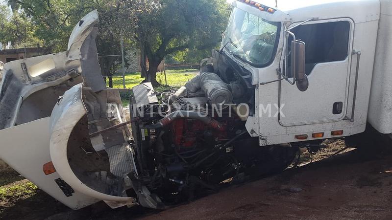 CONDUCTOR DE TRÁILER CHOCA CONTRA UNA BARDA EN SANTIAGO.