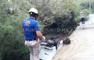 CRECIENTE EN ARROYO ARRASTRA CAMIONETA, TERMINA VOLCADA, CHOFER ES RESCATADO.