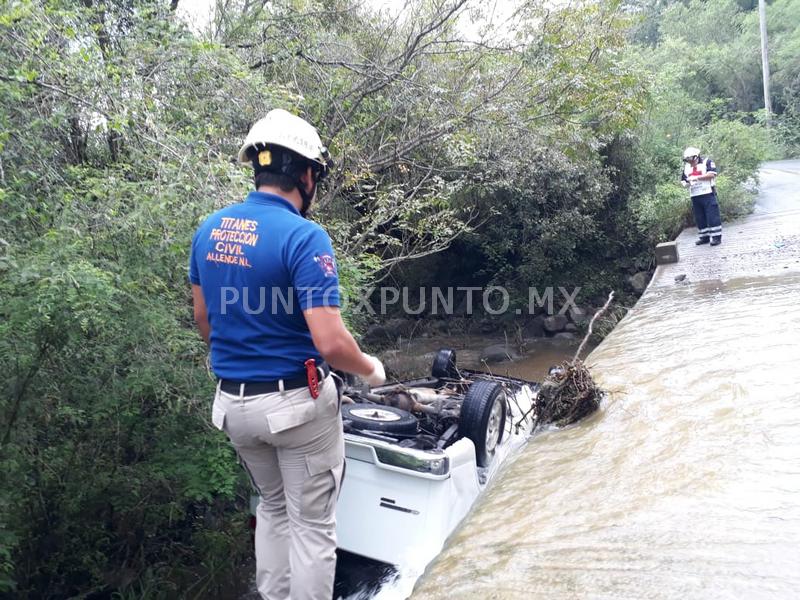 CRECIENTE EN ARROYO ARRASTRA CAMIONETA, TERMINA VOLCADA, CHOFER ES RESCATADO.