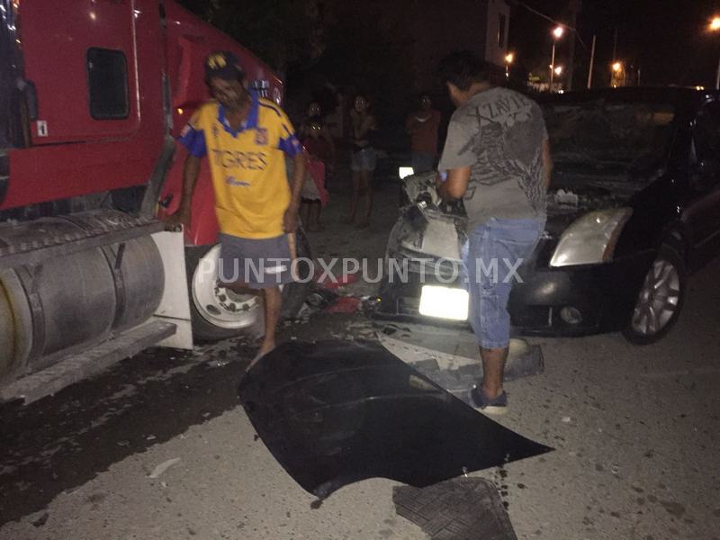 ESTRELLA VEHÍCULO CONTRA UN TRÁILER ESTACIONADO EN COLONIA BUGAMBILIAS EN MMORELOS, REPORTAN HERIDOS.