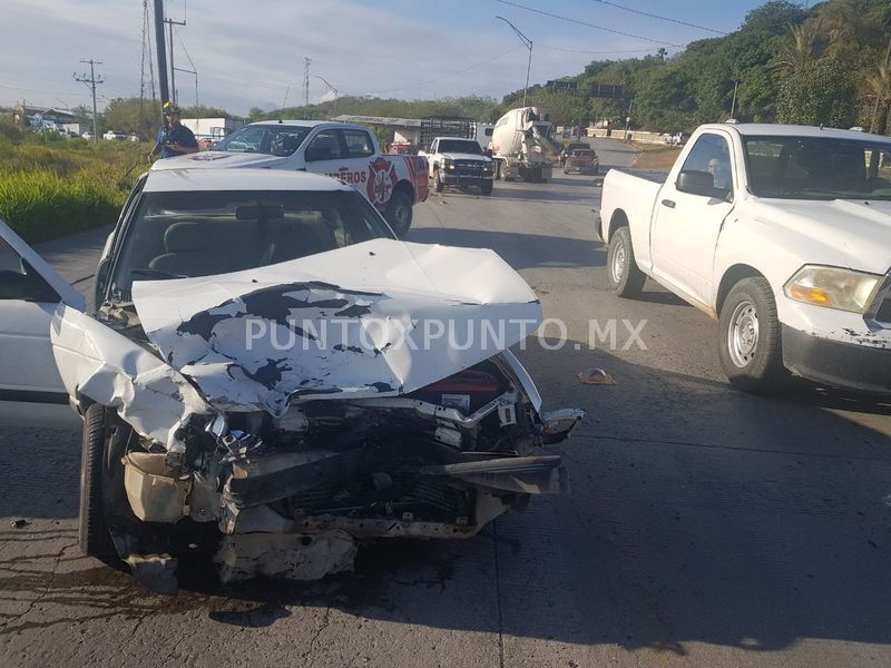 CHOQUE ENTRE UN AUTO Y UNA CAMIONETA EN ALLENDE, RESCATA PROTECCIÓN CIVIL A UN LESIONADO.