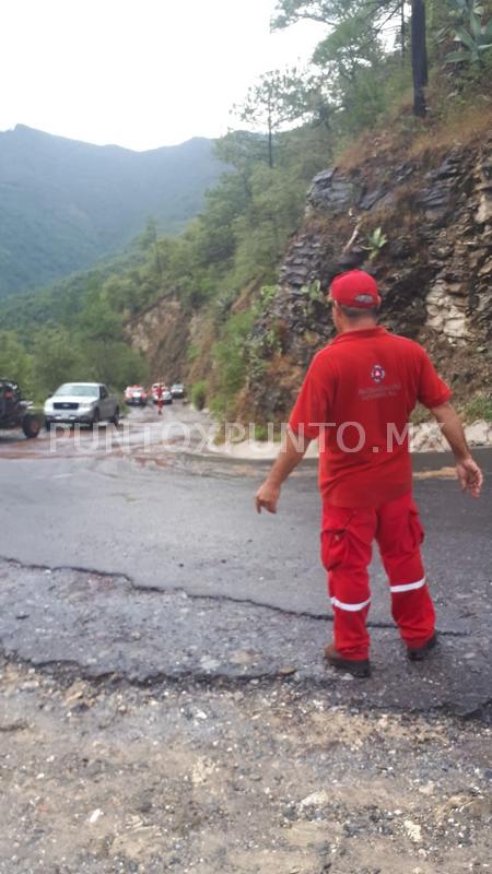 ABREN CIRCULACION EN PARTE DE LA SIERRA POR DIESEL DERRAMADO EN CARRETERA EN SANTIAGO.