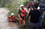 RESCATA PROTECCIÓN CIVIL DE MONTEMORELOS A MUJER ATRAPADA EN ISLA A UN COSTADO DE UN ARROYO.