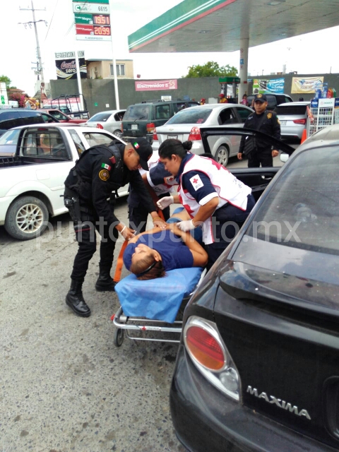 MOVILIZACION EN MMORELOS, MUJER ES AUXILIADA POR CRUZ ROJA POR PROBLEMA DE SALUD CUANDO MANEJABA.