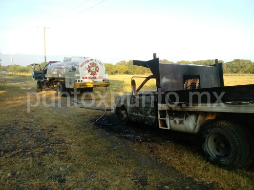 SE ROBAN CAMIONETA Y LA INCENDIAN, AUTORIDADES DE SEGURIDAD Y PROTECCIÓN CIVIL SE MOVILIZAN.