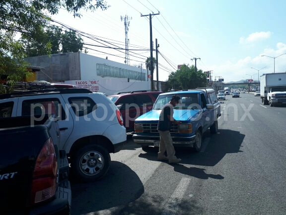 CONDUCTOR DE CAMIONETA SE ESTRELLA CON VEHÍCULOS ESTACIONADOS EN SANTIAGO.