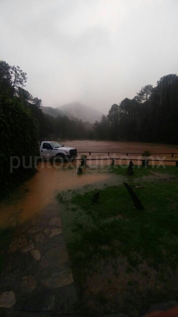 SE DESBORDA ARROYO EN SANTIAGO POR CONSTANTES LLUVIAS.