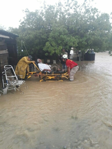 RESCATAN A PERSONAS DE LA TERCERA EDAD EN MMORELOS POR LAS LLUVIAS.