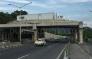 SE QUEDA ATORADO TRÁILER EN PUENTE ELEVADO EN SANTIAGO.