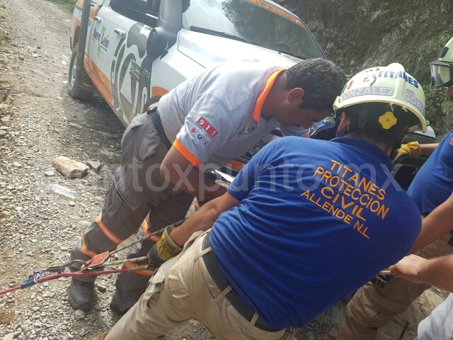 RESCATA PROTECCION CIVIL PRIMER CUERPO DE LAS PERSONAS DESBARRANCADAS EN LA SIERRA