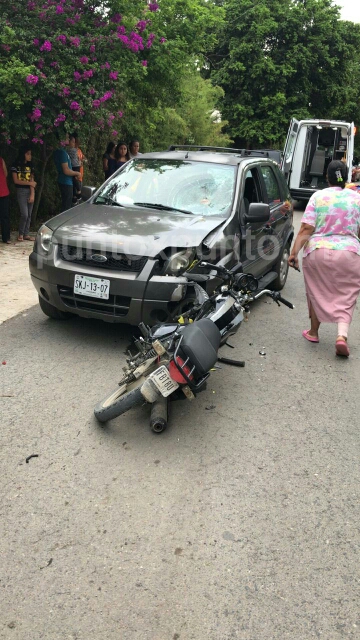 CHOQUE EN ALLENDE ENTRE VEHÍCULO Y MOTOCICLISTA QUIEN RESULTA HERIDO.