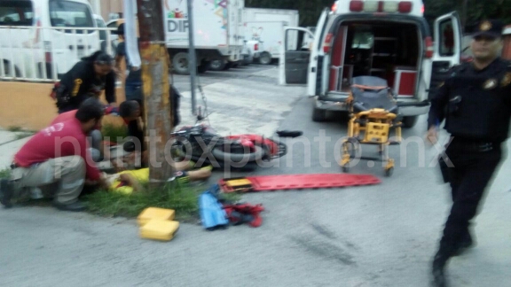 GRAVE CONDUCTOR DE MOTOCICLETA AL CIRCULAR EN SENTIDO CONTRARIO, ES PROYECTADO POR UNA CAMIONETA.