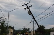 TRAILER DERRIBA POSTE CON LINEAS DE ALTA TENSION EN PLENA LLUVIA