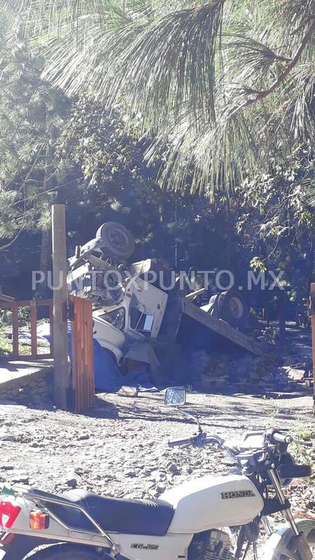 VOLCADURA EN SIERRA DE SANTIAGO, RESULTAN ILESOS QUIÉNES VIAJABAN EN VEHÍCULO.