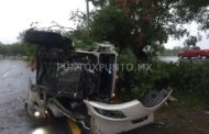 VOLCADURA DE TRÁILER EN CARRETERA NACIONAL EN ALLENDE QUE TRANSPORTABAN CARNES FRESCAS.