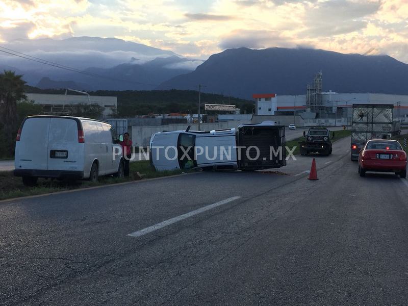 UNA PERSONA LESIONADA EN CHOQUE TIPO CARAMBOLA EN CARRETERA NACIONAL EN MMORELOS, DOS VEHÍCULOS VUELCAN.