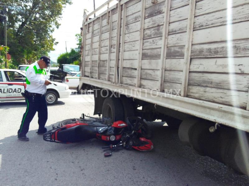 CHOQUE EN CRUCE DE CALLES EN MONTEMORELOS, CONDUCTOR DE MOTO RESULTA HERIDO.