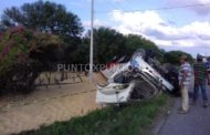 ACCIDENTE EN CARRETERA QUE DIRIGE DE TERAN A CHINA, VUELCA TRÁILER CARGADO DE MAÍZ.