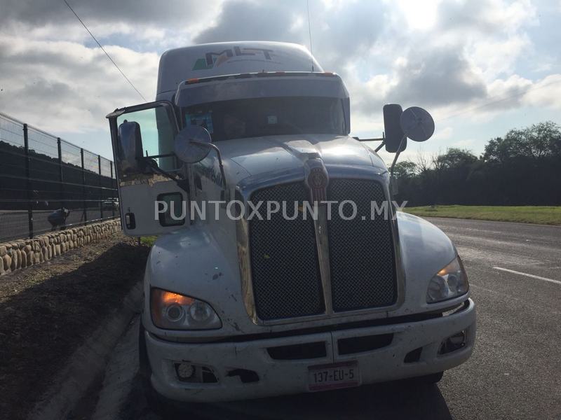 SE DESPRENDE CONTENEDOR A TRÁILER EN CARRETERA NACIONAL.