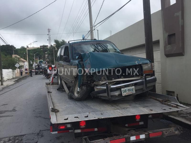 LE FALLAN FRENOS, TERMINA CAMIONETA PROYECTADA EN BARDA DE BANCO.