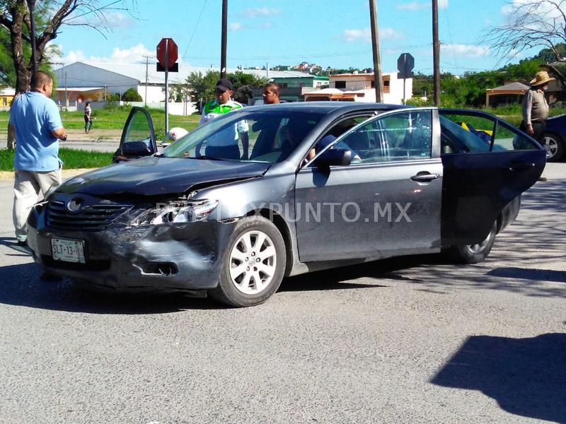 CHOQUE EN CRUCE DE AVENIDAS EN MMORELOS, REPORTAN DOS PERSONAS LESIONADAS.